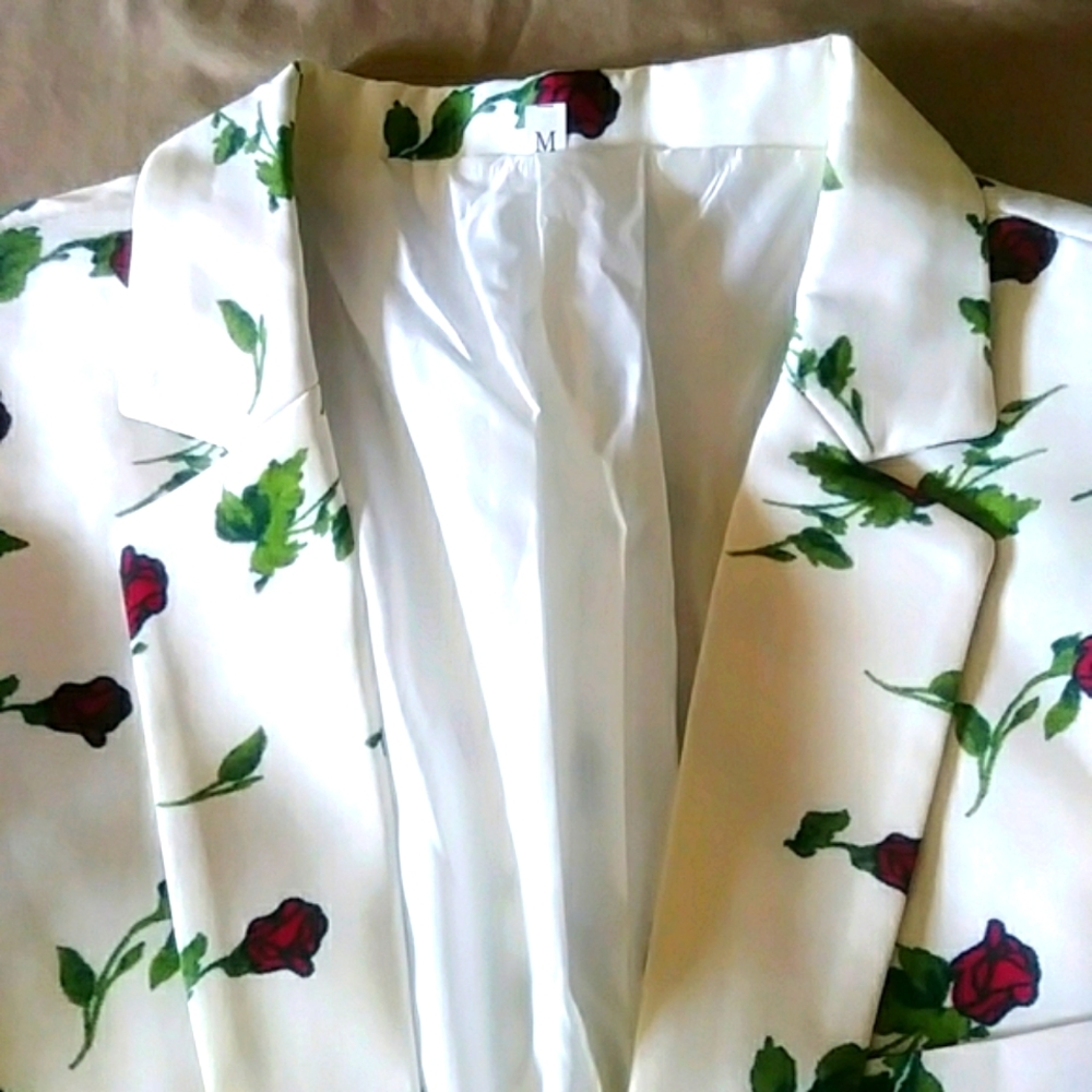 White Men's Suit with  🌹Roses 🌹